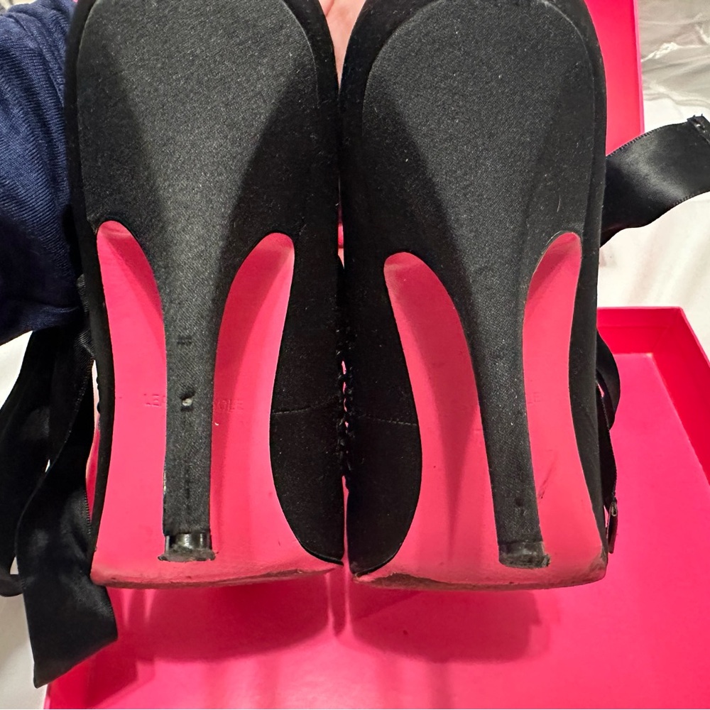 Held for jm336 - Elegant Betsy Johnson Black Satin Women's Heels - sz 7.5 - Picture 9 of 15